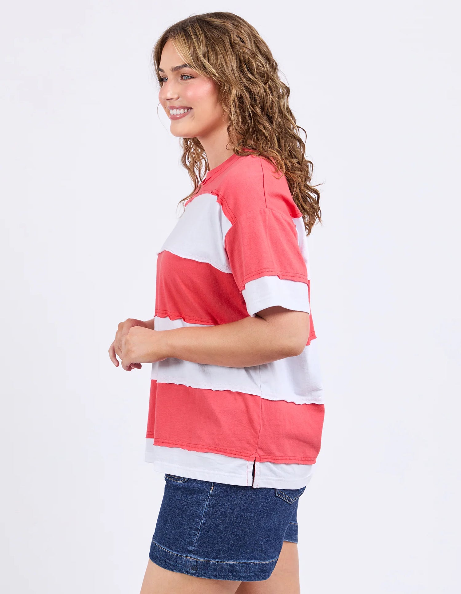 Bold Stripe Tee Cayenne & White – Side split and stripe detail