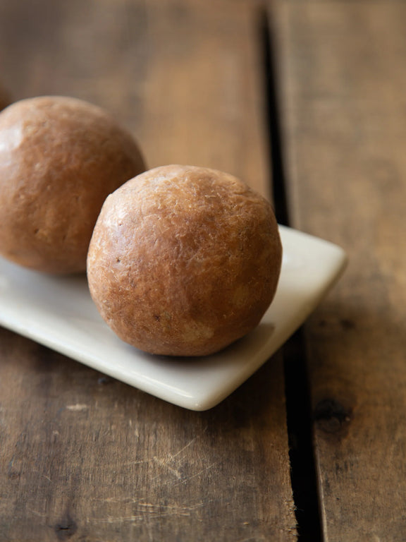 Cinnamon Orange Spice Small Soap Ball by Est Australia with a rustic hand-rolled finish.
Handmade 120g olive oil soap ball scented with cinnamon and orange essential oils.