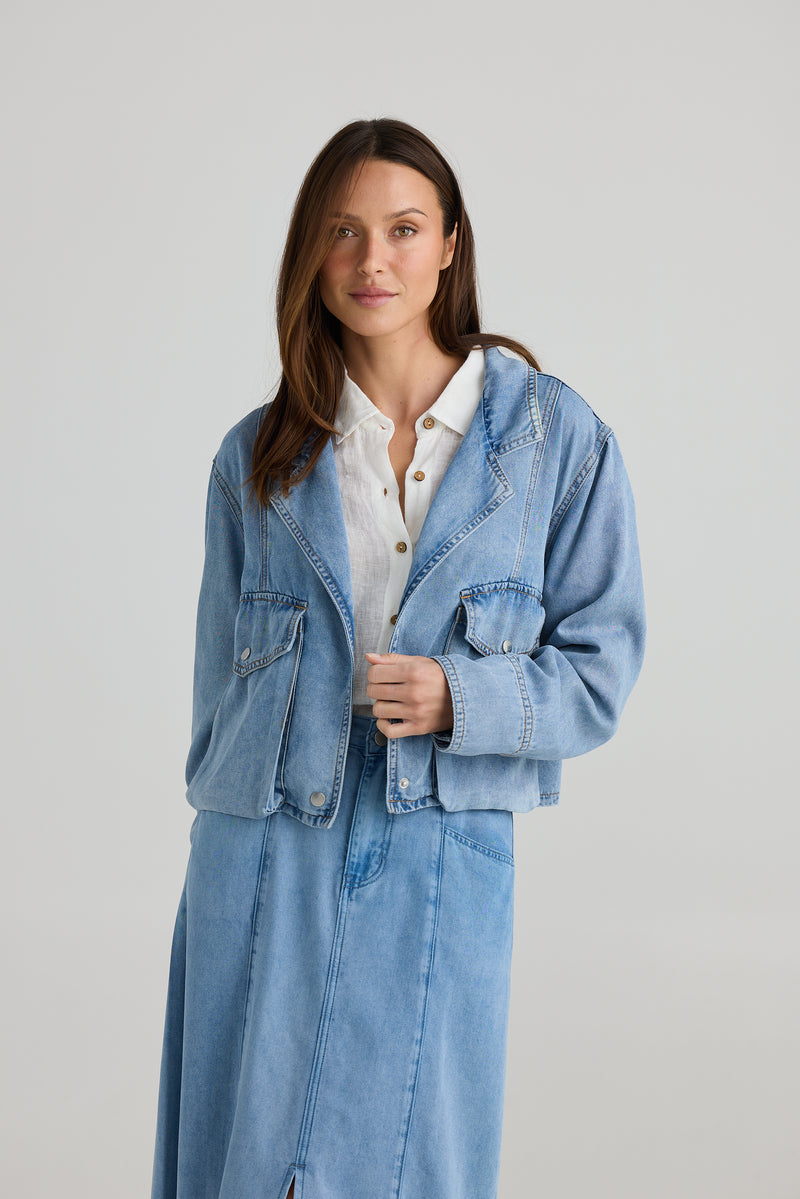 Cropped denim jacket with lapel collar and pockets