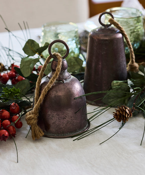 Antique‑style pewter bell with rustic silver finish hanging from a wreath; measures 10.5 cm long by 15.5 cm wide and made of iron.
