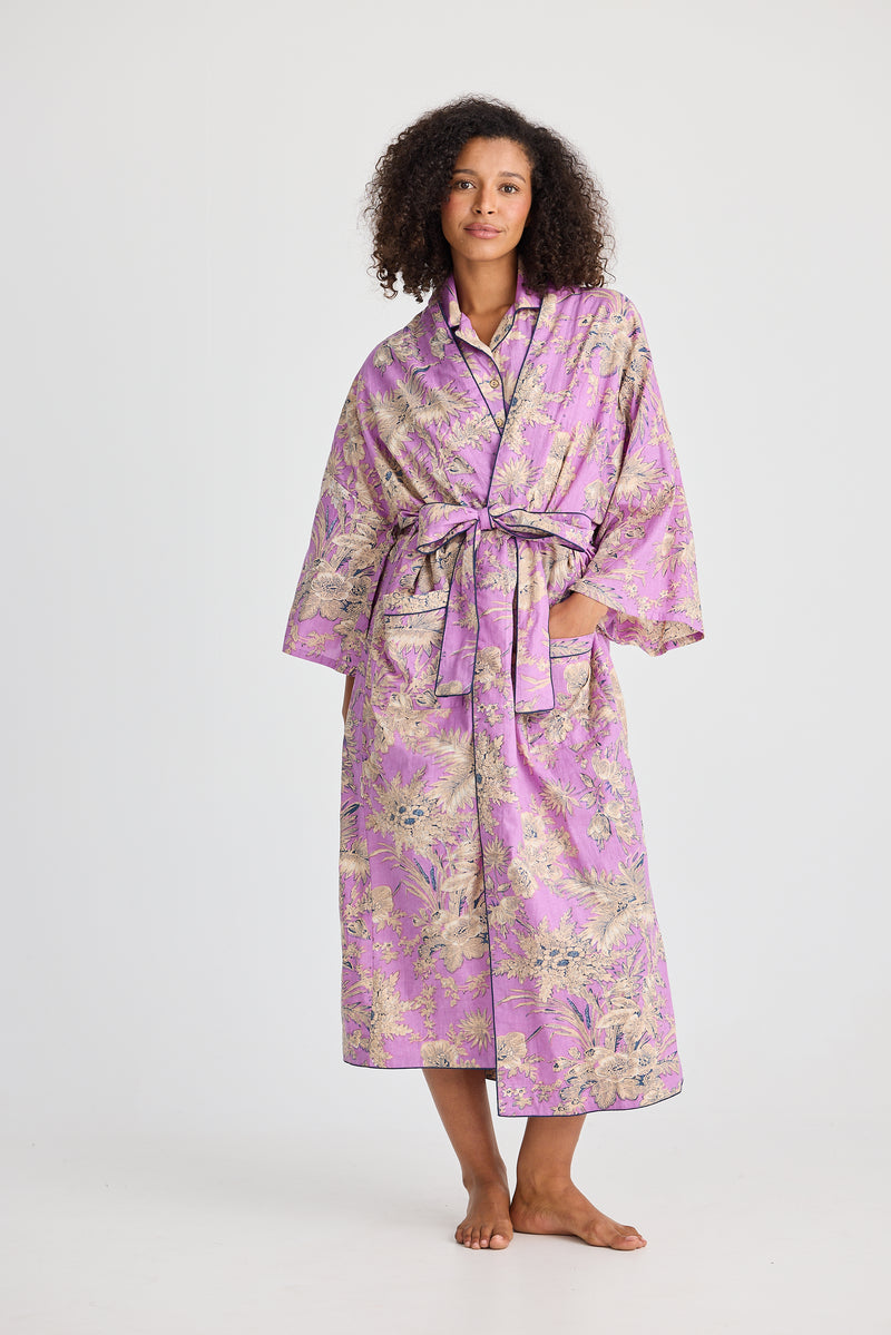 Lightweight women’s robe with waist tie and piping