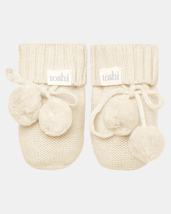 Feather organic cotton knitted baby booties with pom poms