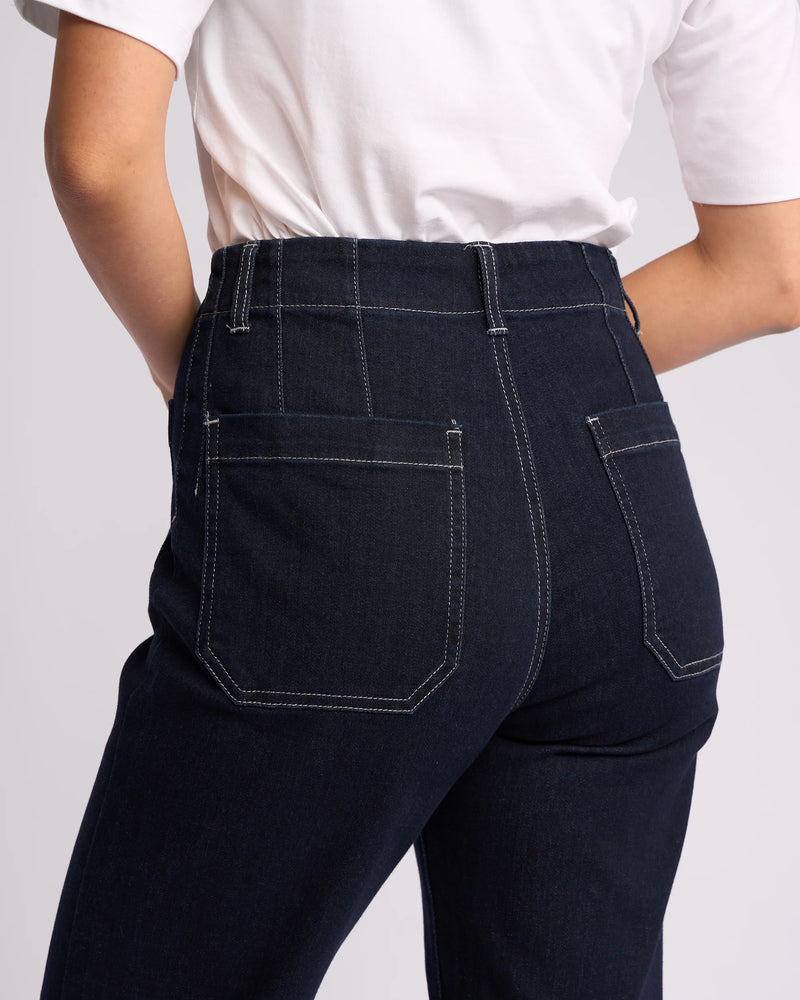 Straight leg women’s jeans with front and back patch pockets